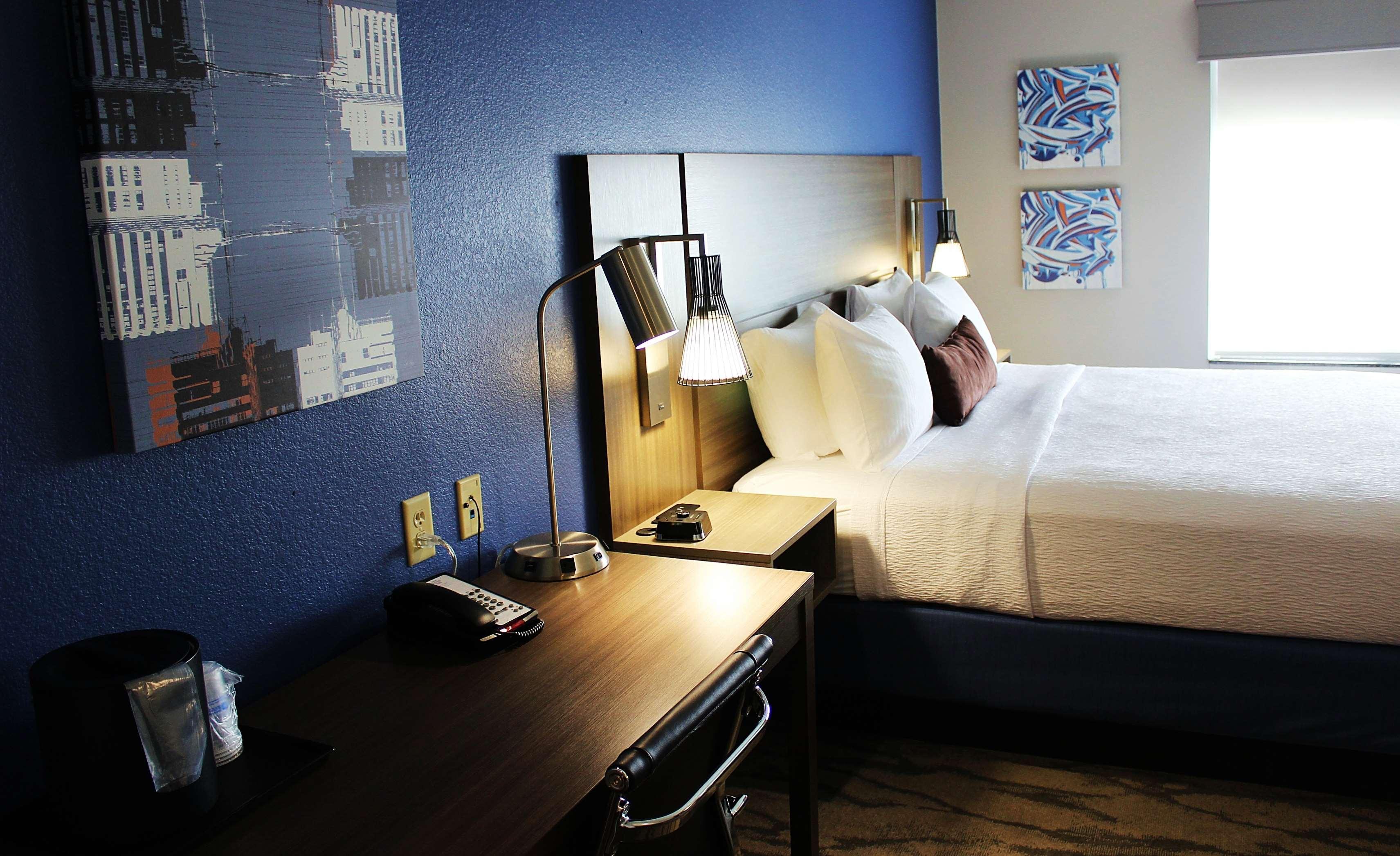 בנטונוויל Best Western Plus Castlerock Inn & Suites מראה חיצוני תמונה