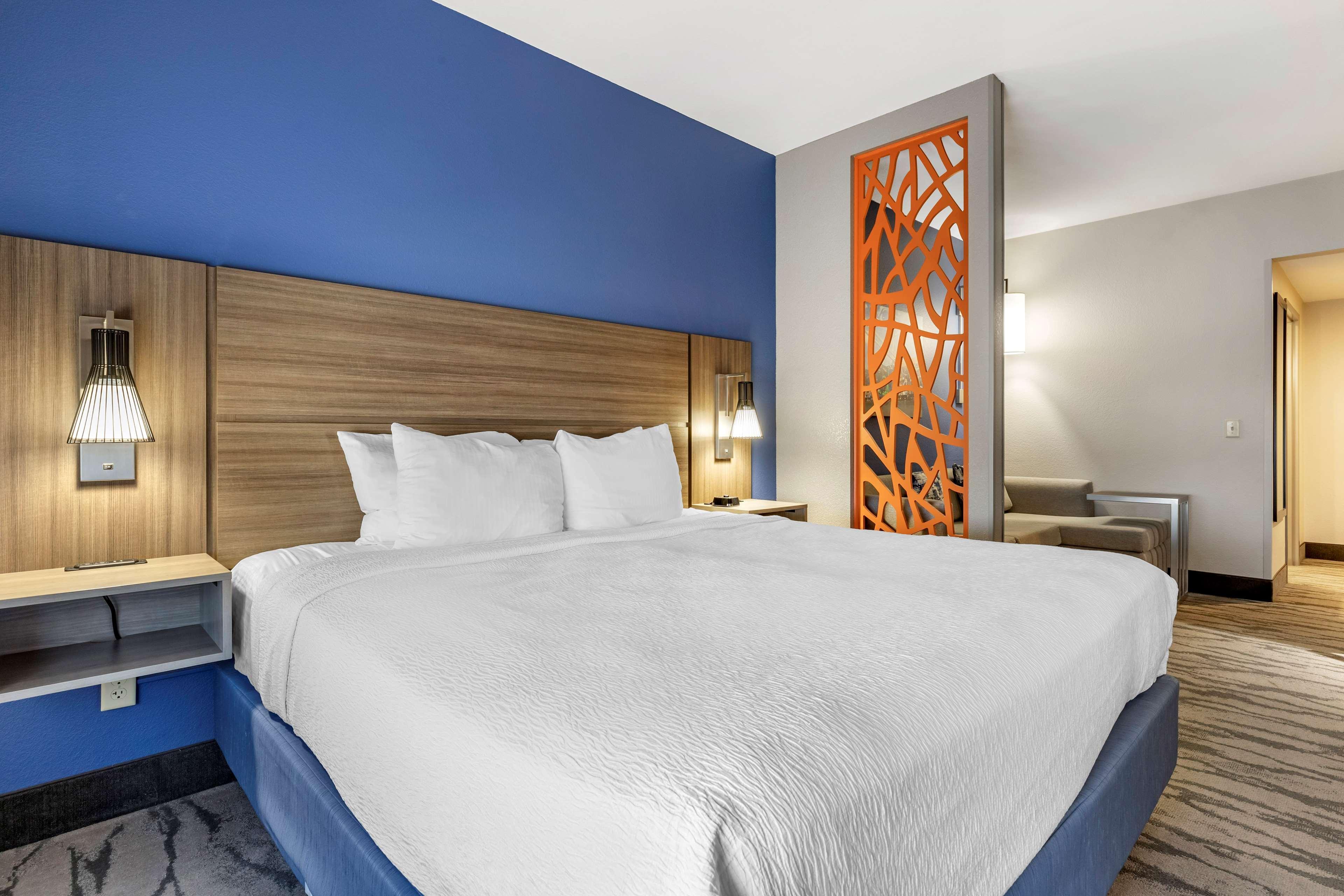בנטונוויל Best Western Plus Castlerock Inn & Suites מראה חיצוני תמונה