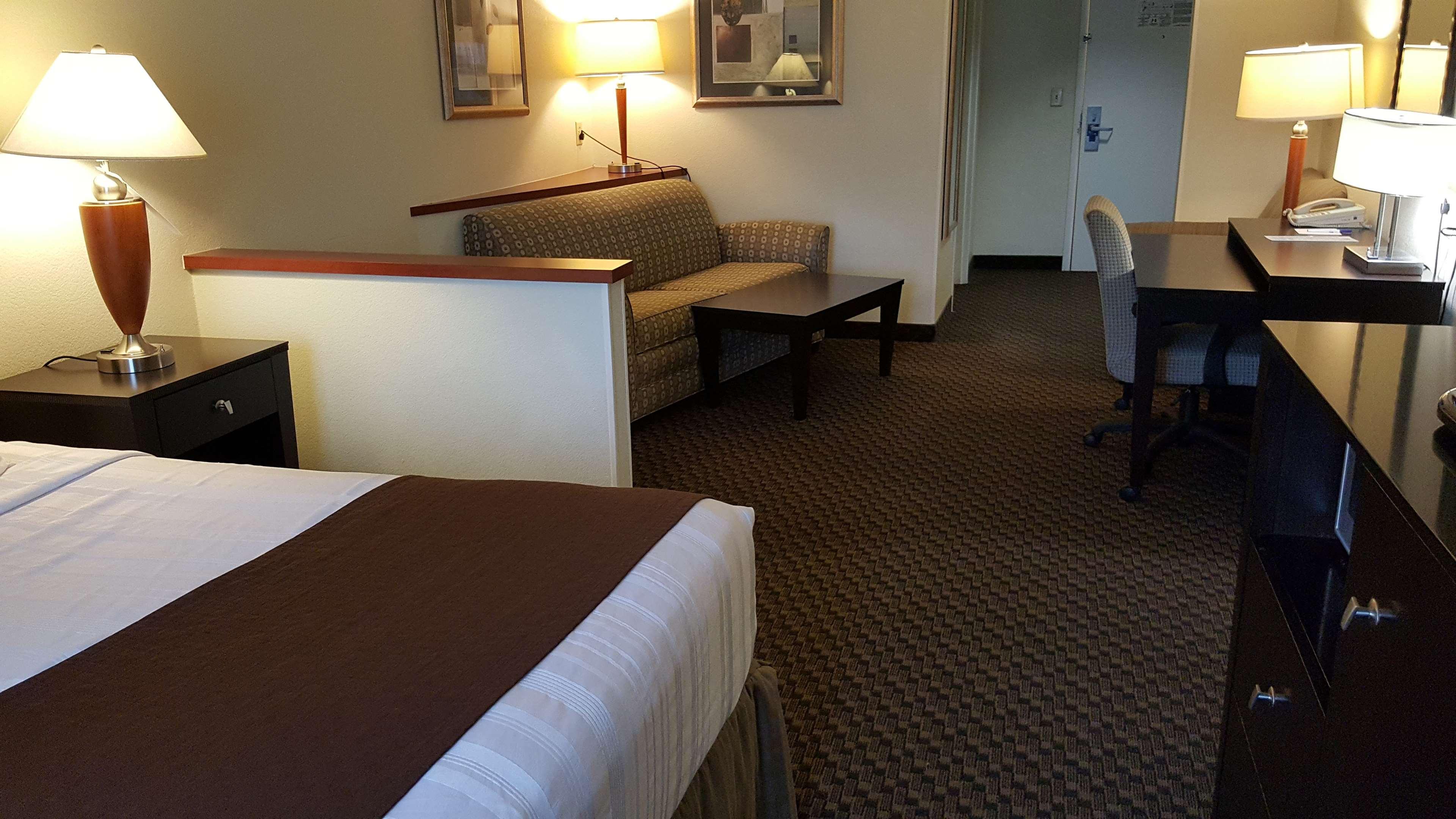 בנטונוויל Best Western Plus Castlerock Inn & Suites מראה חיצוני תמונה