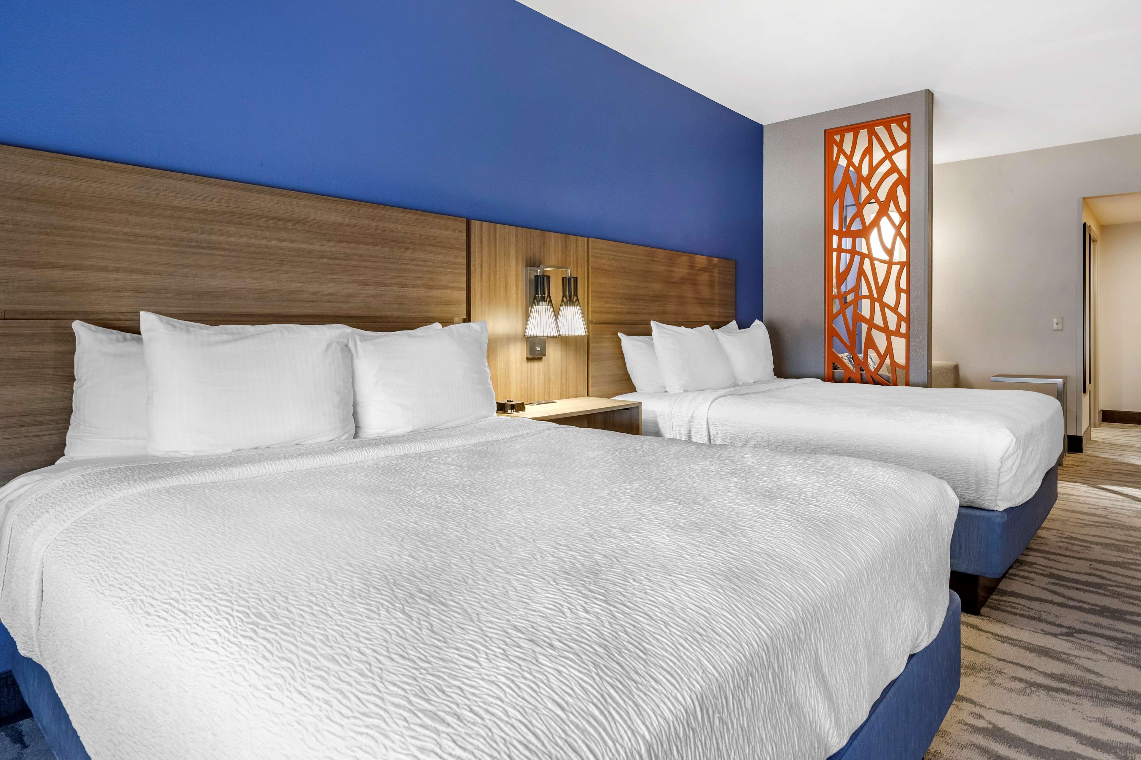 בנטונוויל Best Western Plus Castlerock Inn & Suites מראה חיצוני תמונה