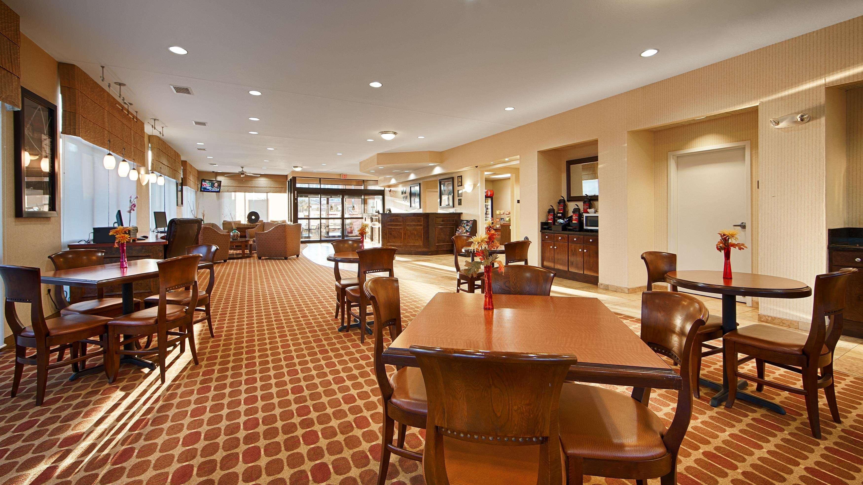 בנטונוויל Best Western Plus Castlerock Inn & Suites מראה חיצוני תמונה