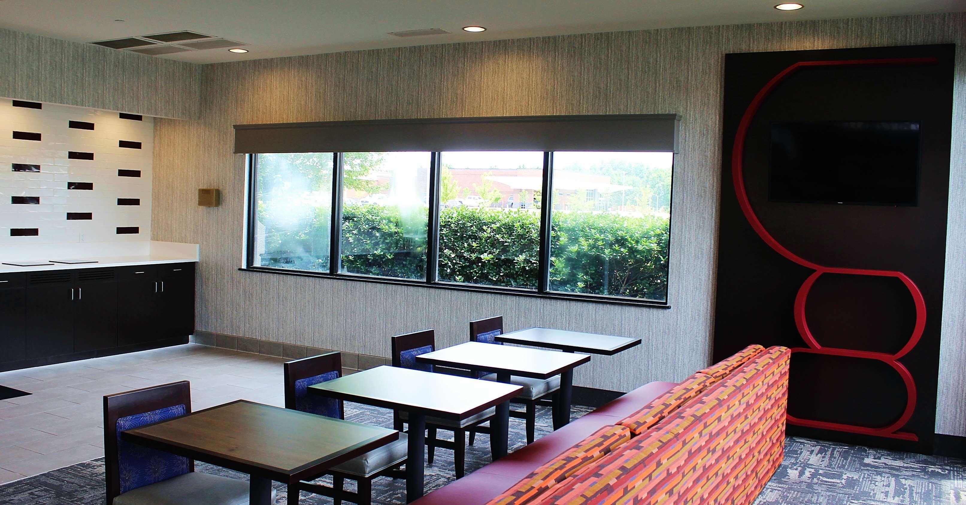 בנטונוויל Best Western Plus Castlerock Inn & Suites מראה חיצוני תמונה