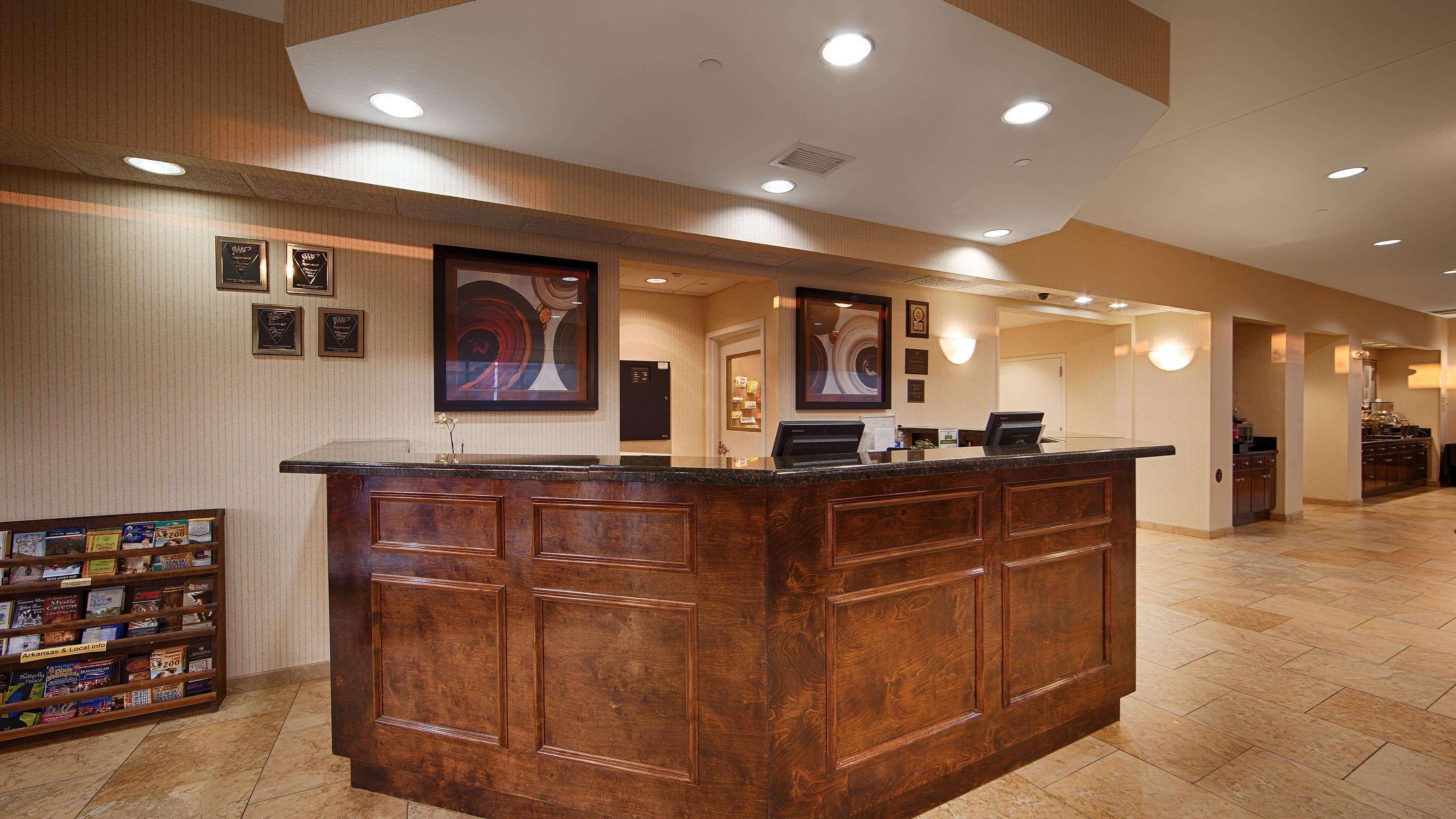 בנטונוויל Best Western Plus Castlerock Inn & Suites מראה חיצוני תמונה